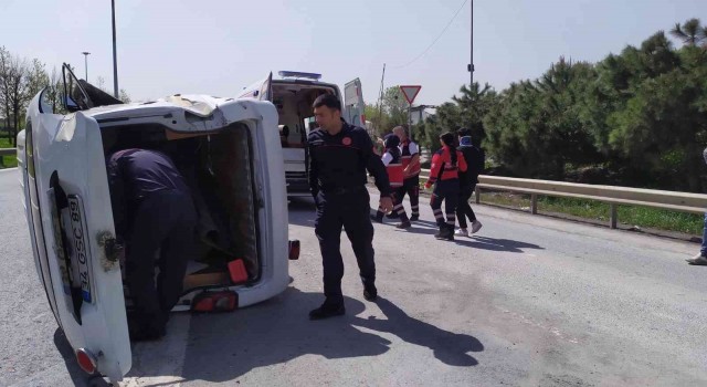 Basın Ekspreste minibüs takla attı: 2 yaralı