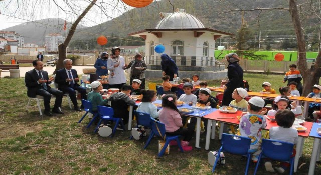 Başkan Akkaya tekne orucu tutan çocukların iftarına katıldı