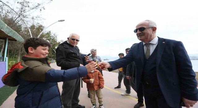 Başkan Aygün, sahilde güneşlenen vatandaşlarla bir araya geldi