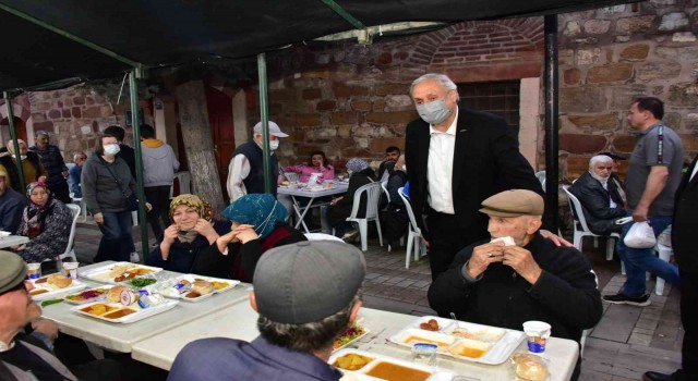 Başkan Bakkalcıoğlu ve eski Devlet Bakanı Şeker, oruçlarını belediye iftar çadırında açtı