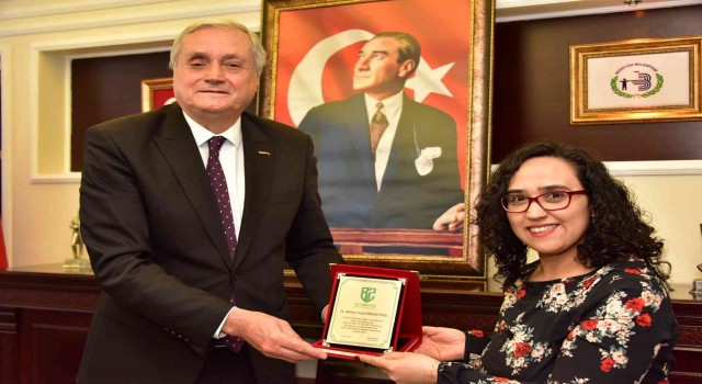 Başkan Bakkalcıoğluna Onursal Üyelik Belgesi