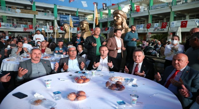 Başkan Böcek Serikte STK, muhtar ve vatandaşlarla buluşup iftar yaptı