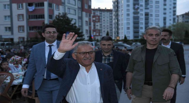 Başkan Büyükkılıç Kadir Gecesinin bereketini vatandaşlarla yaşadı