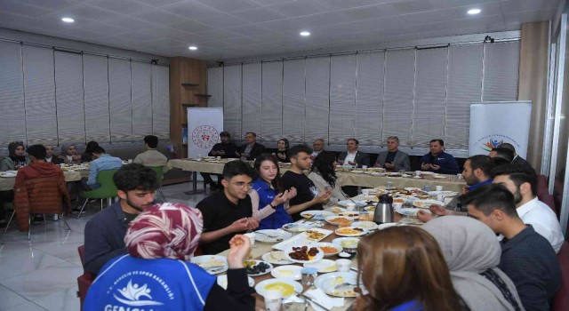 Başkan Büyükkılıç, üniversite öğrencileriyle sahurda buluştu