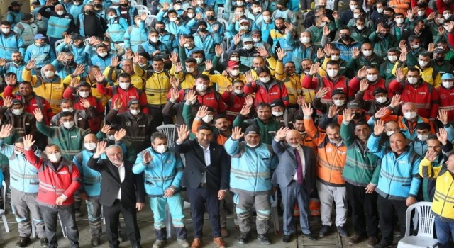 Başkan Çolakbayrakdar: “Emekçilerimiz ülke kalkınmasında büyük rol oynuyor”