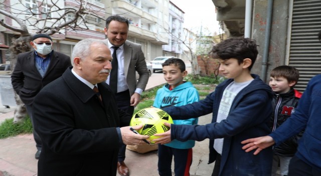 Başkan Demirtaştan çocukları sevindiren hareket