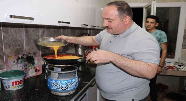 Başkan Ekinciden öğrenci evinde menemen pişirdi