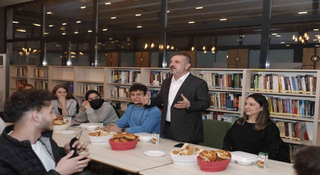 Başkan Ercan, sahura katılmak isteyen genç kızın ailesinden izin aldı