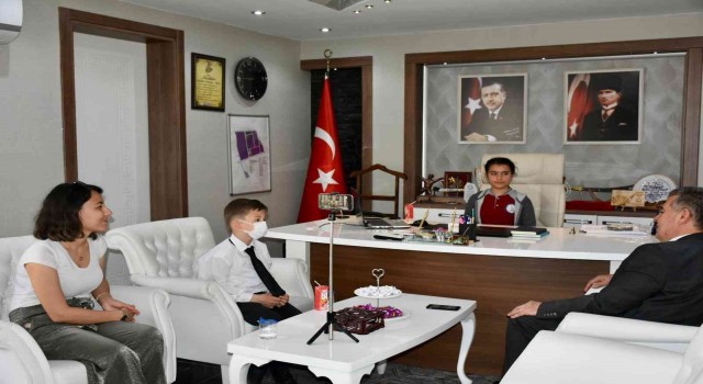 Başkan Erol koltuğunu çocuklara bıraktı