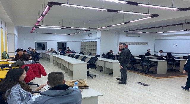 Başkan Ertuğrul Çetinden öğrencilere gece yarısı sürprizi