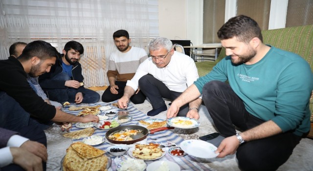 Başkan Güder, sahurda öğrenci evine misafir oldu