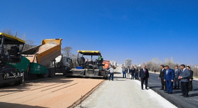 Başkan Gürkan, asfalt çalışmalarının yapıldığı 35 metrelik yolda inceleme yaptı