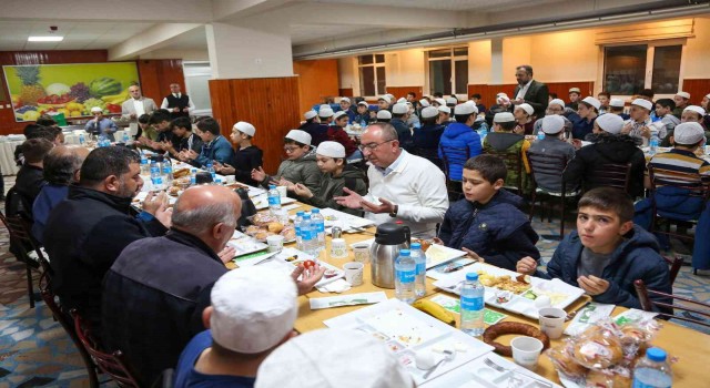 Başkan Kavuştan huzurevinde iftar Kuran kursunda sahur