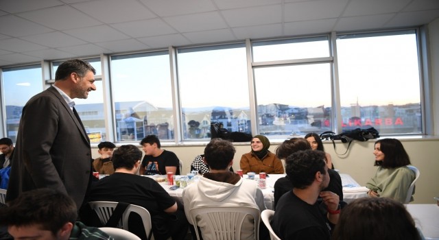 Başkan Kocaman, gençlerle iftarda bir araya geldi