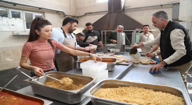 Başkan Kuş 1050 aileye yemek yapmak için mutfağa girdi