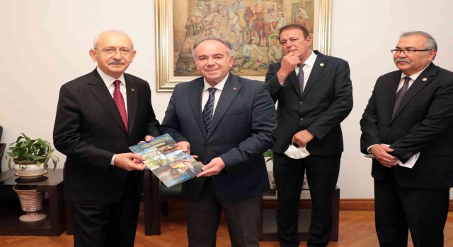 Başkan Öndeş, bin günlük faaliyet raporunu CHP Lideri Kılıçdaroğluna sundu