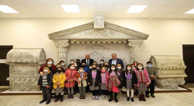 Başkan Otgöz, “23 Nisan tüm dünya çocuklarını kucaklayan eşsiz bir bayram”