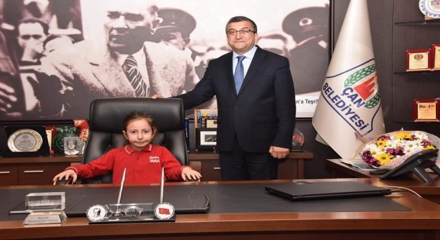 Başkan Öz, öğrencileri makamında misafir etti