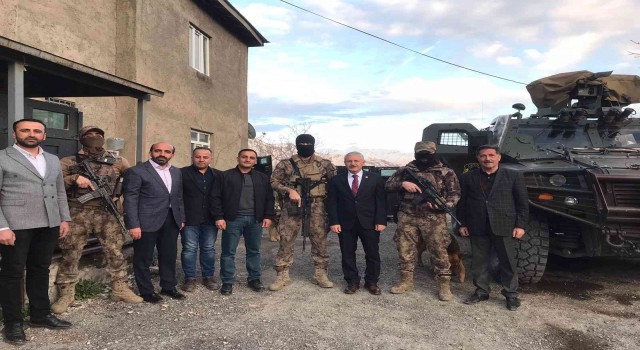 Başkan Özbek, polis noktasında iftarını açtı