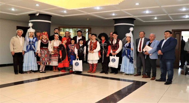 Başkan Özcan dünya çocuklarını makamında ağırladı