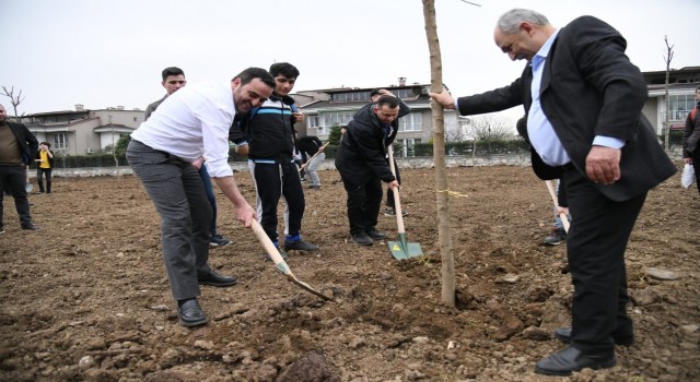 Başkan Özlü öğrencilerle birlikte fidan dikti