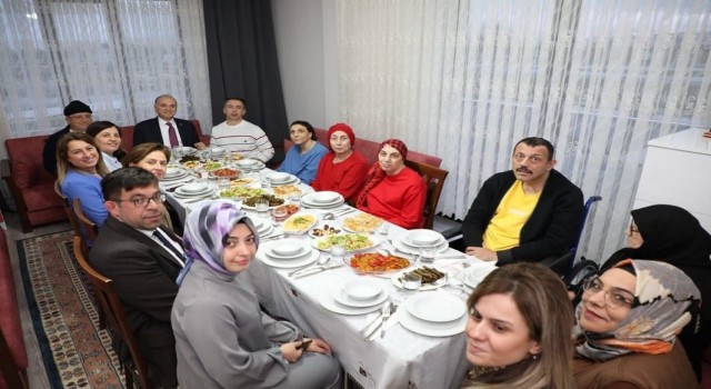 Başkan Özlü, Yikit ailesi ile iftar sofrasında buluştu