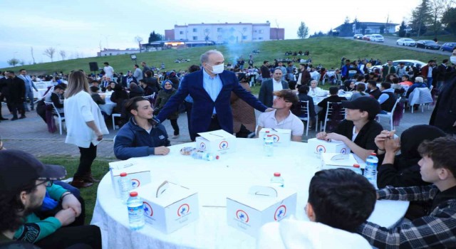Başkan Özlü yüzlerce gençle iftarda bir araya geldi