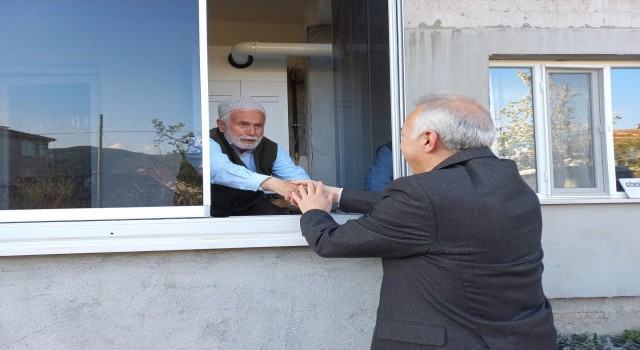 Başkan Öztürkten mesai sonrası çat kapı ev ziyaretleri