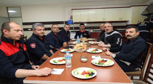 Başkan Savran itfaiyecilerle sahurda buluştu