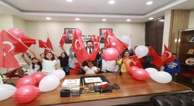 Başkan Sayanın makam aracına binen çocuklar 23 Nisanın tadını çıkardı