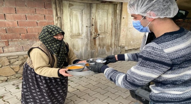 Başkan Sülük, Alpaslan Türkeş için helva dağıttı