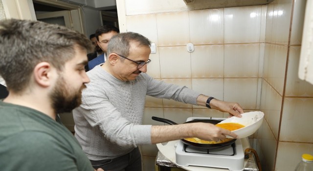 Başkan Sürekli, öğrencilerle sahur yaptı