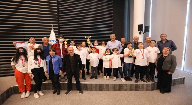Başkan Tarhan, Mezitlinin başarılı sporcularıyla buluştu