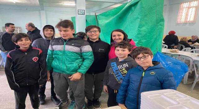 Başkan Tekin çocuklarla yemek alma sırasına girdi