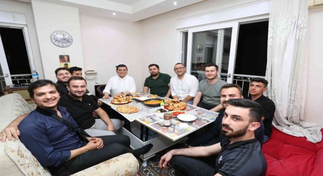 Başkan Tütüncü, öğrenci sahur konuğu oldu