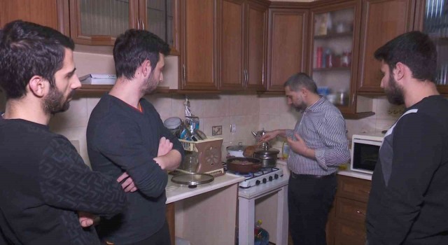 Başkan Uçar üniversiteli gençlere elleriyle iftar yemeği pişirdi