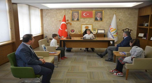 Başkanlık koltuğuna Dayınlar İlkokulu öğrencileri oturdu