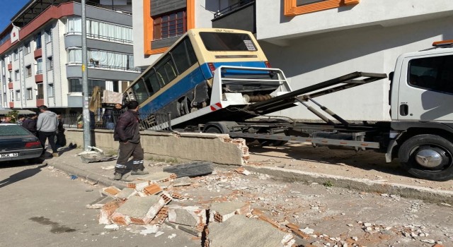 Başkentte freni patlayan dolmuş ATMlere daldı