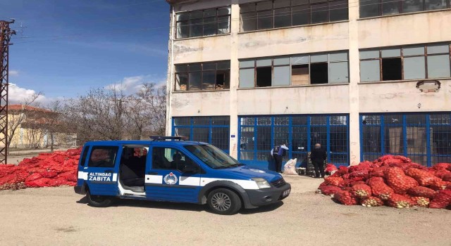 Başkentte yol kenarına atılmış yüzlerce çuval soğan bulundu
