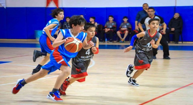 Basketbol küçükler grup birinciliği maçları Sivasta başladı