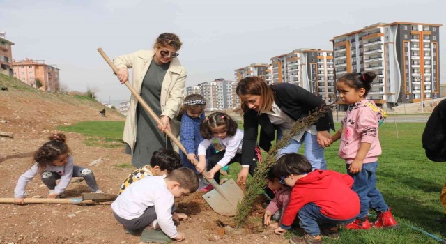 Batmanda çocuklar minik elleriyle doğaya nefes oldu