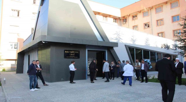 Batmanda hastane bahçesinde yapımı tamamlanan cami hizmete açıldı