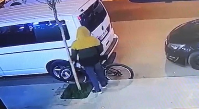 Batmanda kaldırımda çalınan bisiklet güvenlik kamerasına takıldı