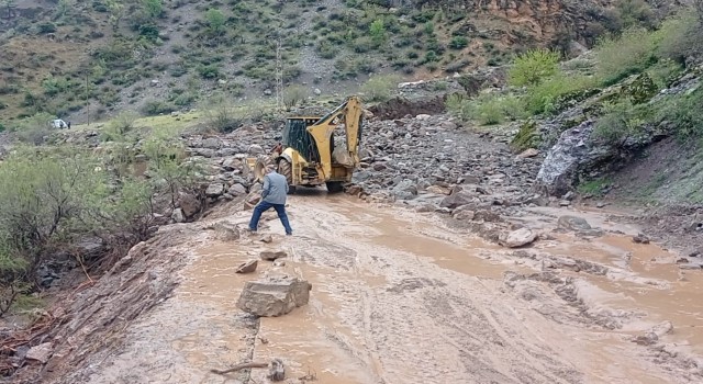Batmanda sel ve heyelan köy yollarını ulaşıma kapattı