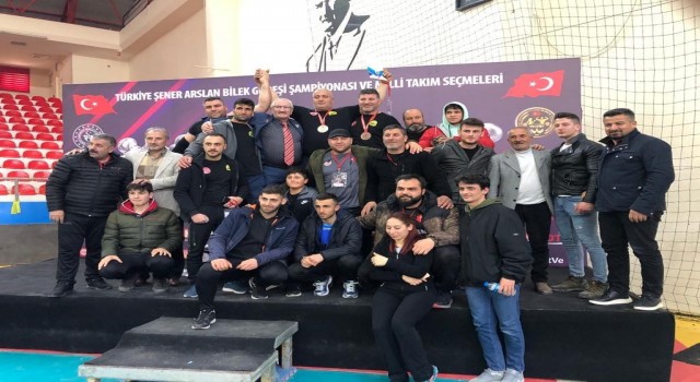 Bayburt Belediyesi Başaran Bilek Güreşi Takımı madalyalarla döndü