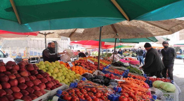 Bayburtta pazarın zam şampiyonu domates ve marul oldu