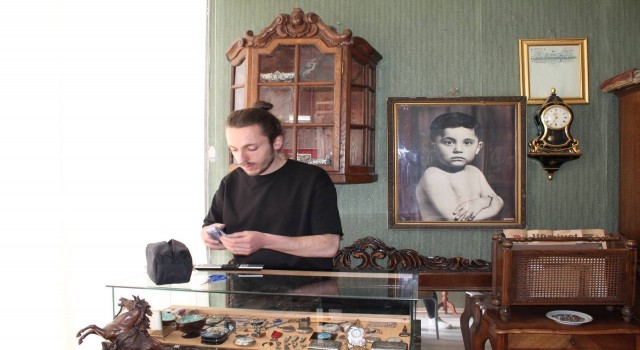 Bayburttaki antikacıdaki 2 asrı aşkın tarihi saatlere, eşyalara yoğun ilgi