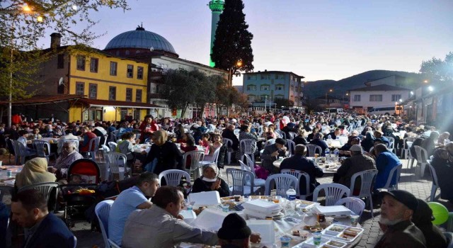 Bayırköyda 2 bin kişi aynı iftar sofrasında buluştu
