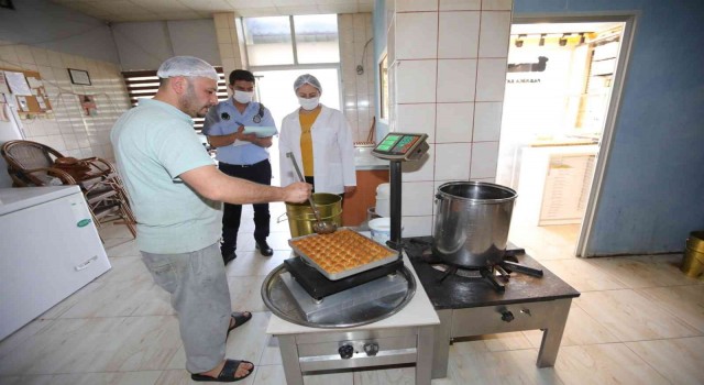 Bayraklı zabıtası bayram denetiminde