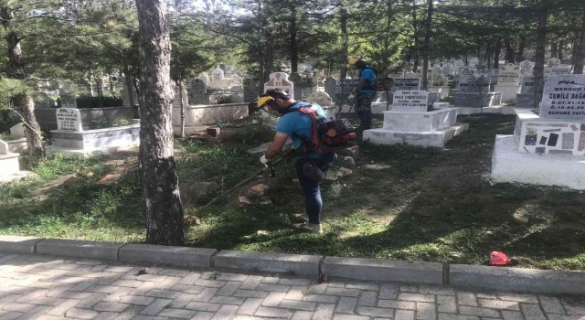 Bayram öncesi mezarlıklar bakıma alındı